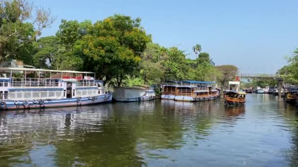 Alappuzha Kerala Indien Mars 2022 Turistbåt Som Rör Sig Längs — Stockvideo