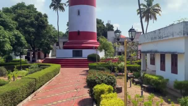 Alappuzha Alleppey Indien März 2022 Bunter Rot Weißer Leuchtturm Umgeben — Stockvideo