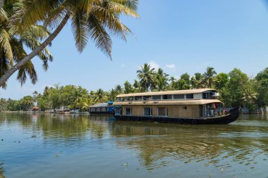 Alleppey veya AlappuzhaKerala 'dan mavi gökyüzünün altında bir tekne. Kerala Backwaters, yüzen ev fotoğrafı.