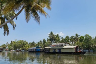 Alleppey veya AlappuzhaKerala 'dan mavi gökyüzünün altında bir tekne. Kerala Backwaters, yüzen ev fotoğrafı.