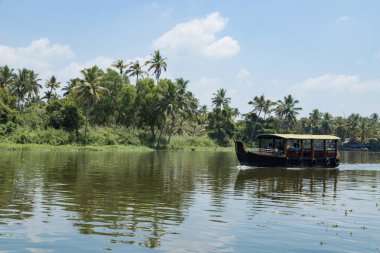 Alleppey veya AlappuzhaKerala 'dan mavi gökyüzünün altında bir tekne. Kerala Backwaters, yüzen ev fotoğrafı.
