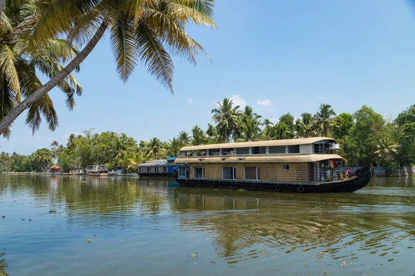 Alleppey veya AlappuzhaKerala 'dan mavi gökyüzünün altında bir tekne. Kerala Backwaters, yüzen ev fotoğrafı.