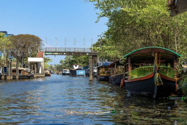 alappuzha, Kerala, Hindistan 8 Mart 2022 Alleppey şehrinde güzel sakin deniz manzarası geleneksel yüzen tekneler Kerala, Hindistan 'da günbatımında