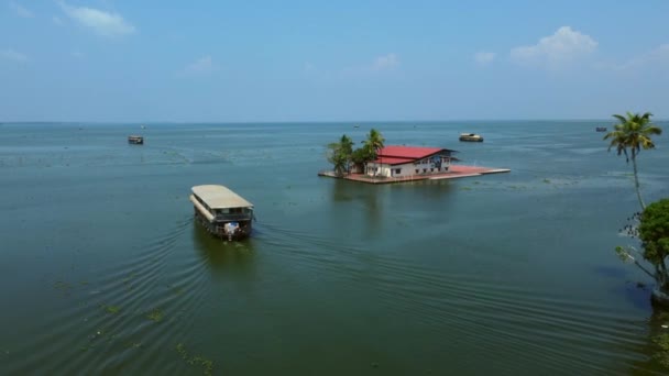 2022年3月8日 在喀拉拉拉邦的阿拉帕普兹哈从空中俯瞰传统游艇在喀拉拉拉邦水域航行的景象 旅行印度 — 图库视频影像