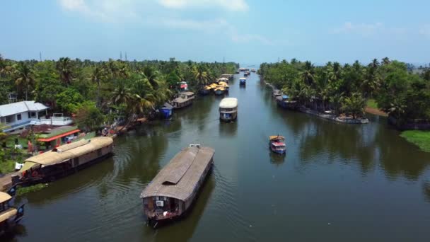 Luchtfoto Van Traditionele Woonboot Cruisen Kerala Backwaters Reizen India — Stockvideo