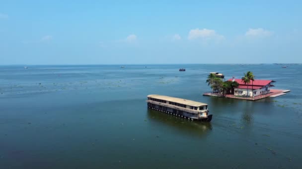 Luchtfoto Van Traditionele Woonboot Cruisen Kerala Backwaters Reizen India — Stockvideo