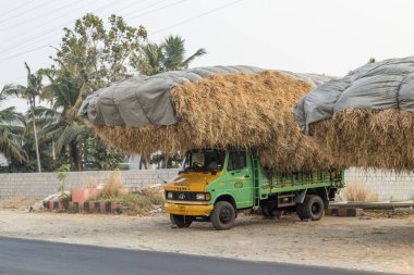 Kalkulam, Tamil Nadu Hindistan 9 Mart 2022 Kalkulam, Hindistan 'da saman dolu iki kamyon..