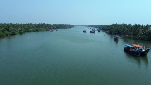 Légi Kilátás Halászati Falu Sok Csónak Horgonyzott Strandon Homok Kerala — Stock videók