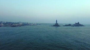 Kanyakumari, Tamilnadu, Hindistan 'da gündoğumunda Vivekananda Kayası ve Thiruvalluvar Heykeli' nin hava manzarası