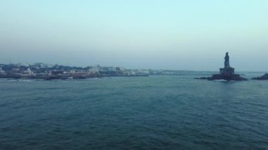 Kanyakumari, Tamilnadu, Hindistan 'da gündoğumunda Vivekananda Kayası ve Thiruvalluvar Heykeli' nin hava manzarası