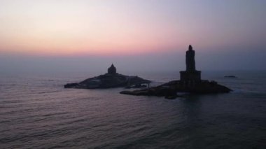 Kanyakumari, Tamilnadu, Hindistan 'da gündoğumunda Vivekananda Kayası ve Thiruvalluvar Heykeli' nin hava manzarası
