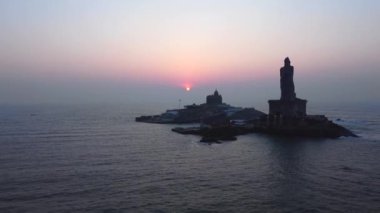 Kanyakumari, Tamilnadu, Hindistan 'da gündoğumunda Vivekananda Kayası ve Thiruvalluvar Heykeli' nin hava manzarası