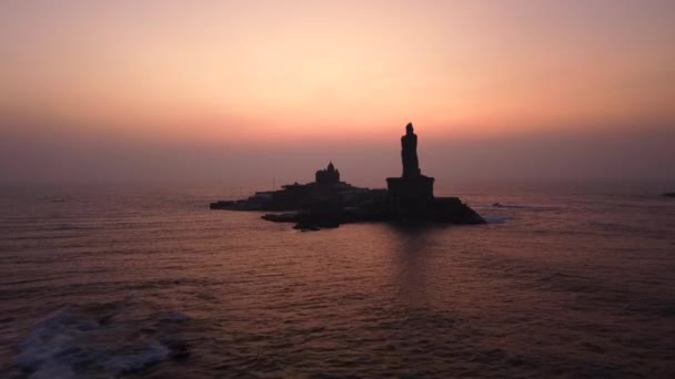 Vista Aérea Roca Vivekananda Estatua Thiruvalluvar Mientras Amanece Kanyakumari Tamilnadu — Vídeos de Stock