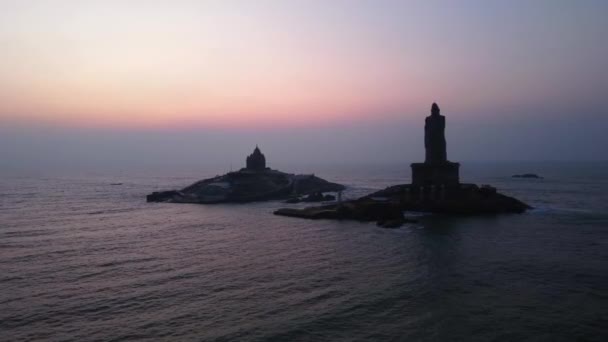 Vista Aérea Roca Vivekananda Estatua Thiruvalluvar Mientras Amanece Kanyakumari Tamilnadu — Vídeos de Stock