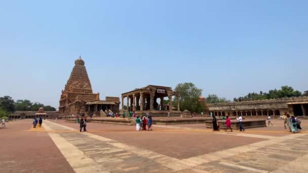 Thanjavur Tamil Nadu India March 2022 People Visiting Brihadeeswara Temple — Stock Video