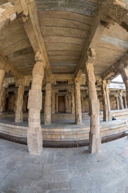 Airavatesvara Tapınağı 'ndaki sütunlu salon, Darasuram, Tamil Nadu, Hindistan. Büyük Yaşayan Chola Tapınaklarından biri - UNESCO Dünya Mirası Alanı