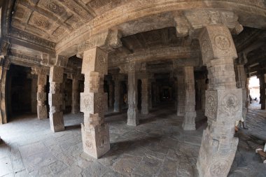Airavatesvara Tapınağı 'ndaki sütunlu salon, Darasuram, Tamil Nadu, Hindistan. Büyük Yaşayan Chola Tapınaklarından biri - UNESCO Dünya Mirası Alanı