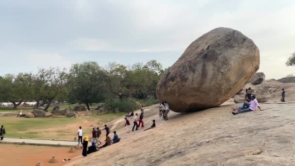 インド タミル ナドゥール 2022年3月20日 クリシュナのバターボール 巨大な天然石のバランスをとる インド タミル ナドゥール — ストック動画