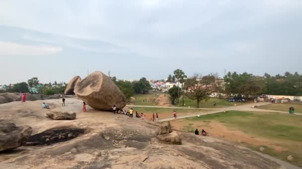 印度泰米尔纳德邦马哈巴利布拉姆2022年3月20日克里希纳的蝴蝶球平衡了巨大的天然岩石 Mahabalipuram Tamil Nadu India — 图库视频影像