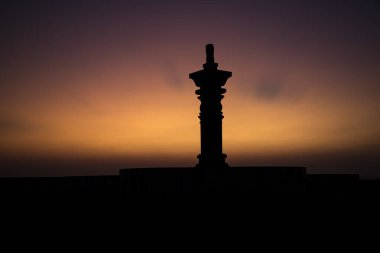 Hint anakarasının bitiş noktasını gösteren bir kıyı gözcüsü olan Arichal Munai, Dhanushkodi, Tamilnadu, Hindistan gibi okyanus günbatımlarını izlemesiyle ünlüdür..