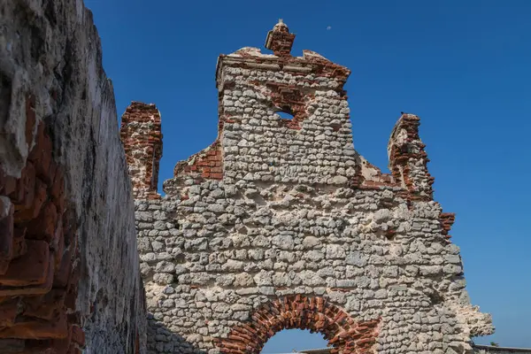 Aziz Antony Kilisesi Dhanushkodi şehri Tamil Nadu eyaletinin Pamban Adası 'nın güneydoğu ucunda terk etti. Rameshwaram, Hindistan