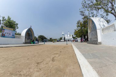 Velankanni, Tamil Nadu, Hindistan 16 Mart 2022 Eski Velankanni Kilisesi Güney Hindistan, Meryem Ana 'nın Tankı. Kutsal Kraliçe Kilisesi Kutsal Meryem Ana adına bu Katolik Kilisesi Nagapattinam kıyısında yer almaktadır.