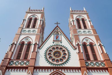 Pondicherry 'deki Katolik Kilisesi cephesi. Kutsal Kalp Bazilikası..