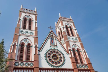 Pondicherry 'deki Katolik Kilisesi cephesi. Kutsal Kalp Bazilikası..