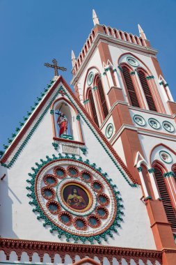 Pondicherry 'deki Katolik Kilisesi cephesi. Kutsal Kalp Bazilikası..