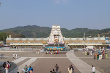 Tirupati, andhra pradesh, Hindistan 21 Mart 2022 Tirupati Balaji Tapınağı ya da Venkateswara Tapınağı, Hindu hacının en çok ziyaret edilen yeri ve dünyanın en zengin tapınaklarının ikincisi..