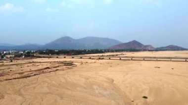 Nandalur, Andhra Pradesh, Hindistan 'daki Tirupati ve Nagireddipalle bölgelerini birbirine bağlayan Cheyyeru köprüsü..