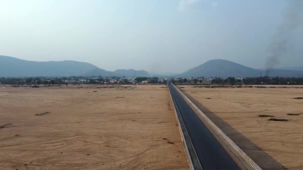 连接印度安得拉邦南达卢尔邦Tirupati和Nagireddipalle地区的Cheyyeru桥 — 图库视频影像