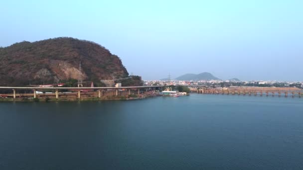 连接印度安得拉邦Vijayawada的Krishna和Guntur地区的Prakasam Barrage历史建筑 — 图库视频影像