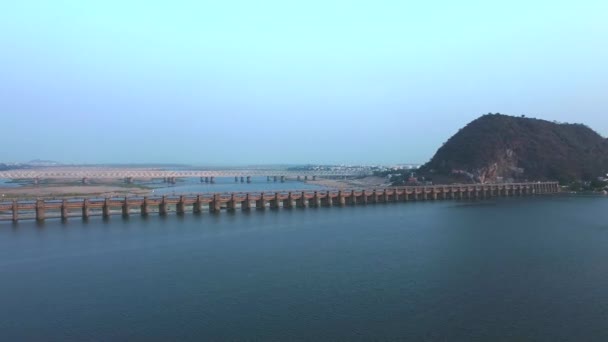 连接印度安得拉邦Vijayawada的Krishna和Guntur地区的Prakasam Barrage历史建筑 — 图库视频影像