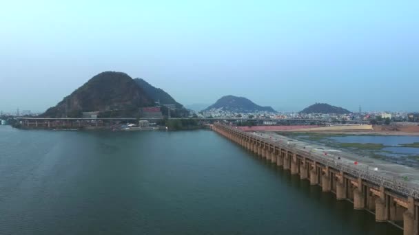 Historiska Prakasam Barrage Som Förbinder Distrikten Krishna Och Guntur Vijayawada — Stockvideo