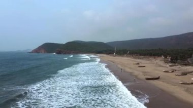 Visakhapatnam Vizag 'daki Yarada Plajı, Andhra Pradesh, Hindistan, Asya. Sahil tenha, güzel, barakaları ve temiz suları var. Tüm Vizag yolcuları için gitmek zorundayız.