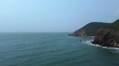 Visakhapatnam Vizag 'daki Yarada Plajı, Andhra Pradesh, Hindistan, Asya. Sahil tenha, güzel, barakaları ve temiz suları var. Tüm Vizag yolcuları için gitmek zorundayız.