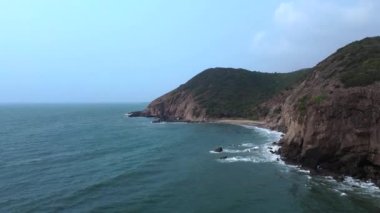 Visakhapatnam Vizag 'daki Yarada Plajı, Andhra Pradesh, Hindistan, Asya. Sahil tenha, güzel, barakaları ve temiz suları var. Tüm Vizag yolcuları için gitmek zorundayız.