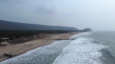 Visakhapatnam Vizag 'daki Yarada Plajı, Andhra Pradesh, Hindistan, Asya. Sahil tenha, güzel, barakaları ve temiz suları var. Tüm Vizag yolcuları için gitmek zorundayız.