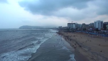 Visakhapatnam, Hindistan. Vizag şehri Andhra Pradesh 'in Ramakrishna plajının havadan görüntüsü, Hindistan, Asya. 
