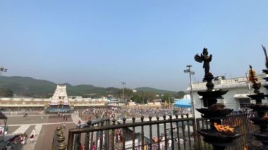 Tirupati, andhra pradesh, Hindistan 21 Mart 2022 Hint dini etkinliği sırasında Tirupati Balaji Tapınağı 'nda renkli bir kalabalık toplandı.