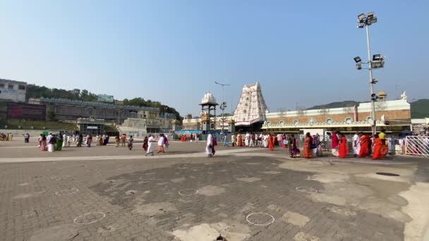 2022年3月21日傍晚 在印度教宗教活动期间 一群五颜六色的人聚集在蒂鲁帕提巴拉吉寺 — 图库视频影像