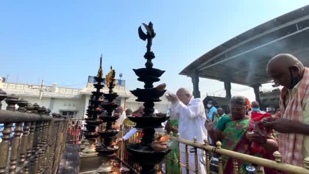 2022年3月21日傍晚 在印度教宗教活动期间 一群五颜六色的人聚集在蒂鲁帕提巴拉吉寺 — 图库视频影像