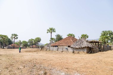 Bhadrachalam, Gundala, Telangana Hindistan 27 Mart 2022 Kabile Hut sazdan çatı, Bambu kamışları ve çubuklardan yapılmış. Doğu Hindistan 'ın tipik bir kabile biçimi. Bu tür evler geçicidir ve sıcaklığı doğal olarak düzenler..