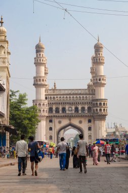 Hyderbad, Telangana, Hindistan 24 Mart 2022. Charminar Hyderabad ve Hyderabad 'ın en turistik yeridir. Ünlü miras turistlerle doludur..