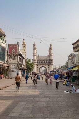 Hyderbad, Telangana, Hindistan 24 Mart 2022. Charminar Hyderabad ve Hyderabad 'ın en turistik yeridir. Ünlü miras turistlerle doludur..