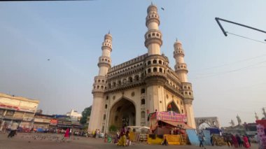 Hyderbad, Telangana, Hindistan 24 Mart 2022. Charminar Hyderabad ve Hyderabad 'ın en turistik yeridir. Ünlü miras turistlerle doludur..
