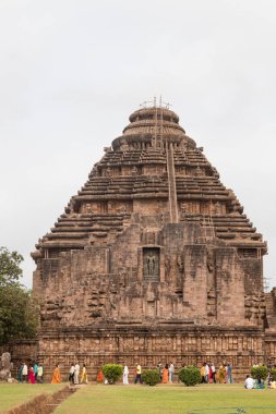 Odisha, Hindistan, 3 Nisan 2022 Antik Hint mimarisi Konark Güneş Tapınağı, Odisha, Hindistan. Bu tarihi tapınak 13. yüzyılda inşa edildi. Bu tapınak bir dünya mirası alanı..