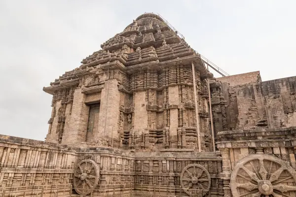 Hindistan 'ın Odisha kentindeki Antik Hint mimarisi Konark Güneş Tapınağı. Bu tarihi tapınak 13. yüzyılda inşa edildi. Bu tapınak bir dünya mirası alanı..