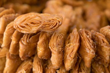 Khaja aperatifleri katmanlı börekler şeker şurubuna batırılmış, puri Odisha Hindistan 'da satılıyor..